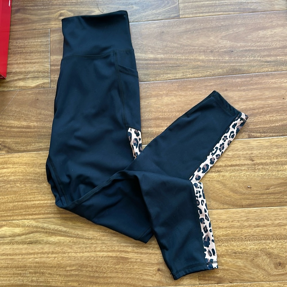 Women’s Black Athletic Leggings Pants with Leopard Detail and Pockets